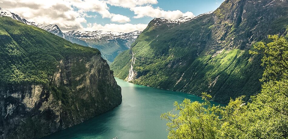 Der Geirangerfjord mit dem Wasserfall "Seven Sisters" im Hintergrund