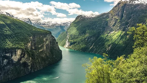 Der Geirangerfjord mit dem Wasserfall "Seven Sisters" im Hintergrund