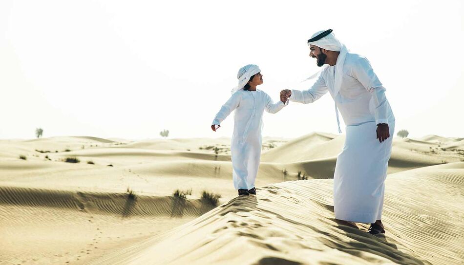 Vater mit Kind in Wüste, Oman