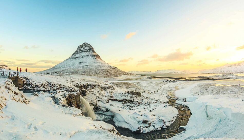 Der Berg Kirkjufell im Winter in Islands Westen