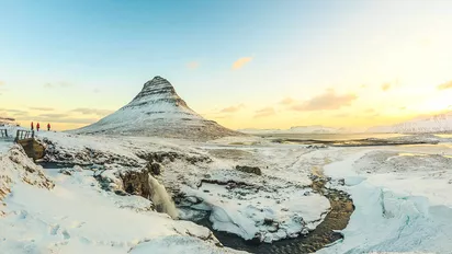 Der Berg Kirkjufell im Winter in Islands Westen