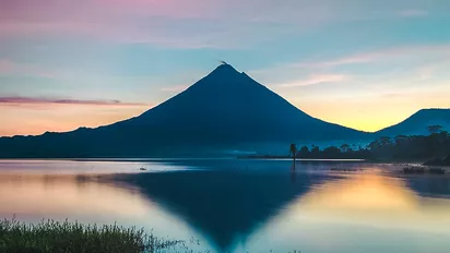 Sonnenaufgang am Vulkan Arenal, Costa Rica