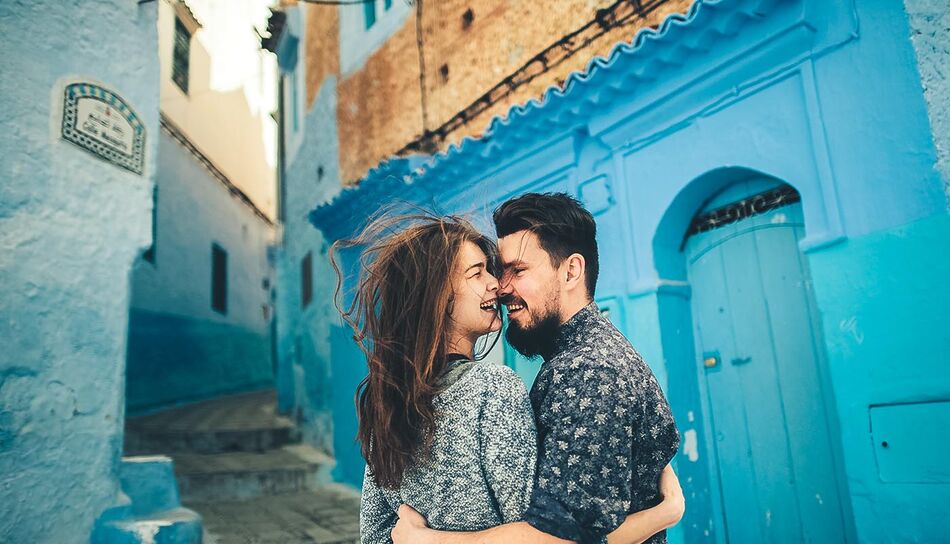 Paar in der Stadt Chefchaouen in Marokko