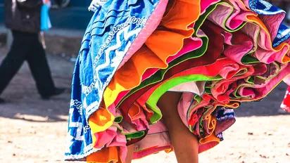 Ein traditionelles Kleid in Peru