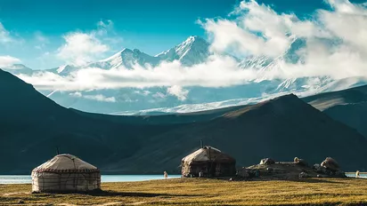 Blick auf ein Jurtencamp am Karakul-See im Pamir-Gebirge, Tadschikistan