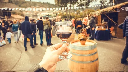 Weinglas auf einem Fest in Georgien