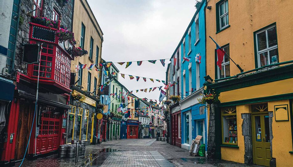 Die Main Street mit bunten Häusern in Galway