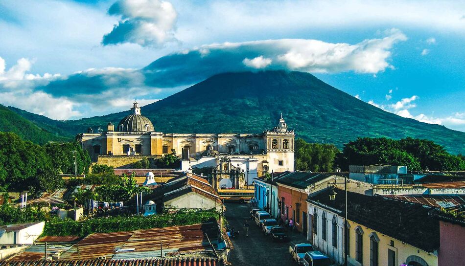 Blick auf Antigua und den Vulkan Agua