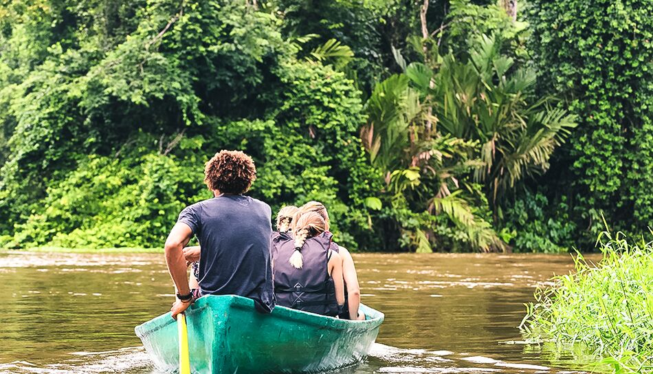 Reisende erkunden den Tortuguero Nationalpark im Ruderboot