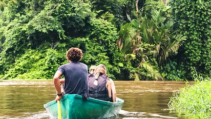 Reisende erkunden den Tortuguero Nationalpark im Ruderboot