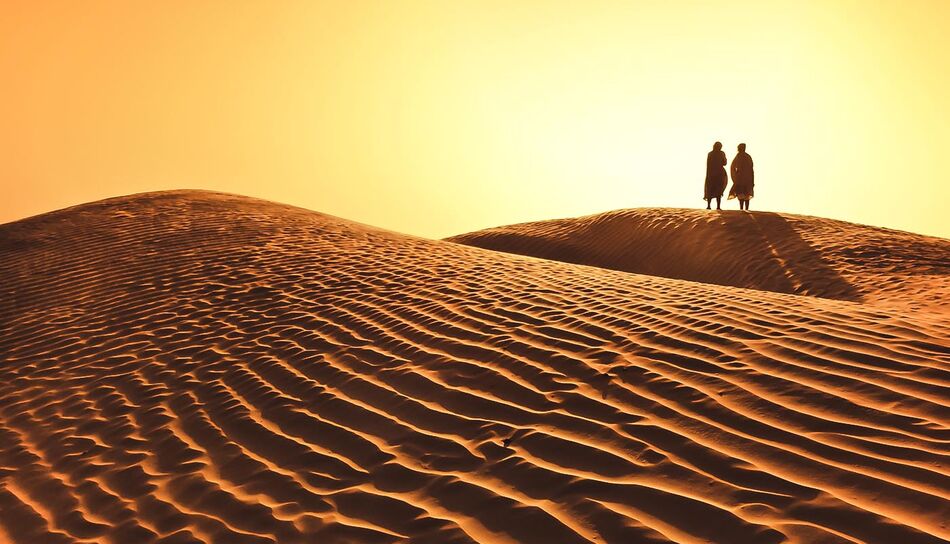 Paar im Sonnenuntergang der Sahara in Marokko