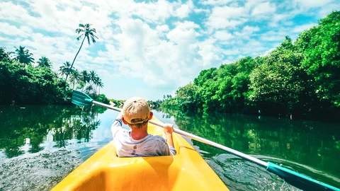 Junge in einem Kanu in Sri Lanka