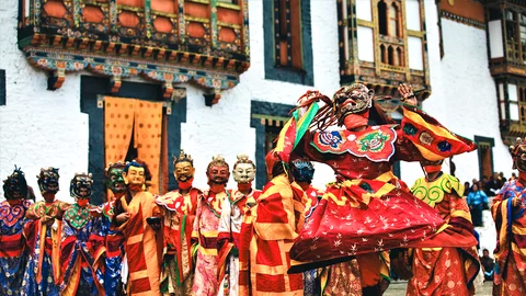 Traditionelle Kostüme und Tänze auf den Festivals Bhutans