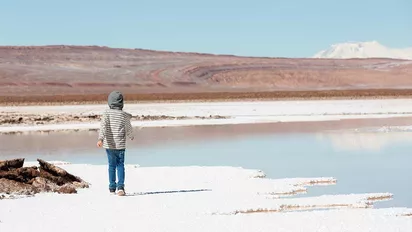 Kind in der Atacama Wüste