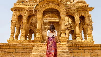 Frau mit Rock vor dem Bada Bagh bei Jaisalmer, Indien