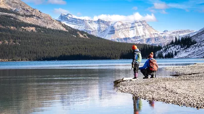 Kinder an einem Bergsee in den Rocky Mountains, Kanada