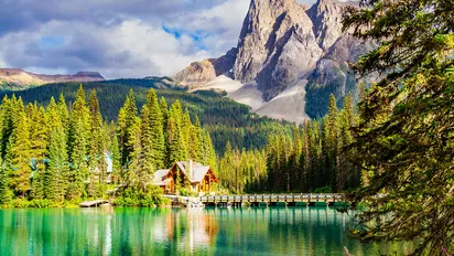 Blick auf den Emerald Lake und Bergeim Yoho Nationalpark, Kanada