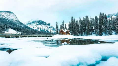 Einsame Hütte am See in Kanada Einsame Hütte am See in Kanada