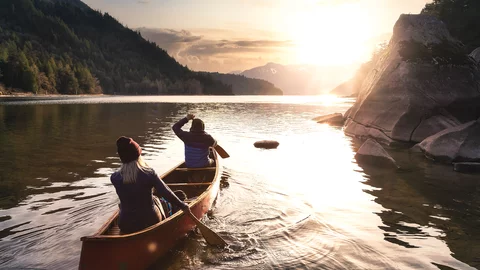 Kanuausflug auf einem See in Quebec