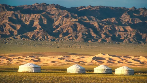 Traditionelles Jutenlage vor beeindruckender Bergkulisse in der Mongolei