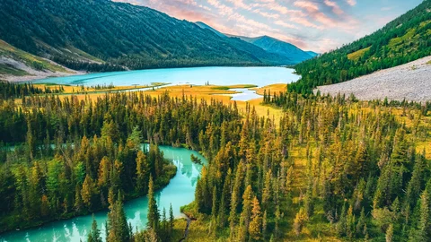 Multinskoye See und verschneiten blauen Fluss in den Bergen Altai