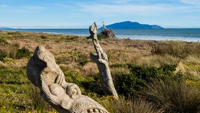 Maori-Schnitzerei am Otaki Beach in Neuseeland