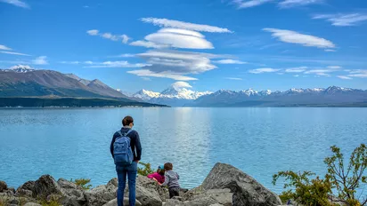 Frau mit zwei Kindern am Pukaki-See in Neuseeland