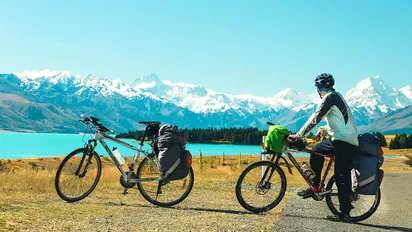 Radfahrer mit zwei Fahrradern vor dem Lake Pukaki in Neuseeland