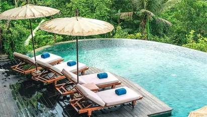 Hotelpool mit Liegen auf Bali