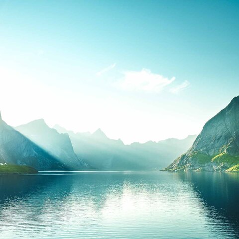 Fjorde in Norwegen vor Wasserfläche