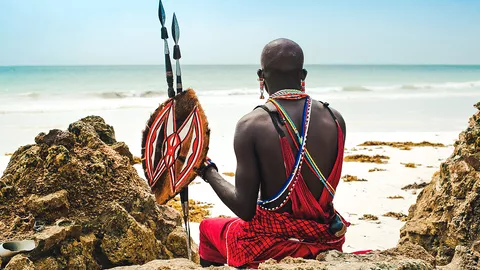 Maasai-Krieger am Diani Beach, Kenia