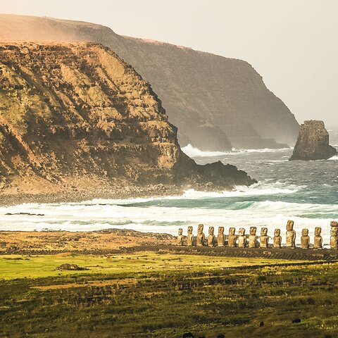 Küste der Osterinsel mit den Moai Statuen