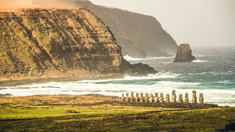 Küste der Osterinsel mit den Moai Statuen