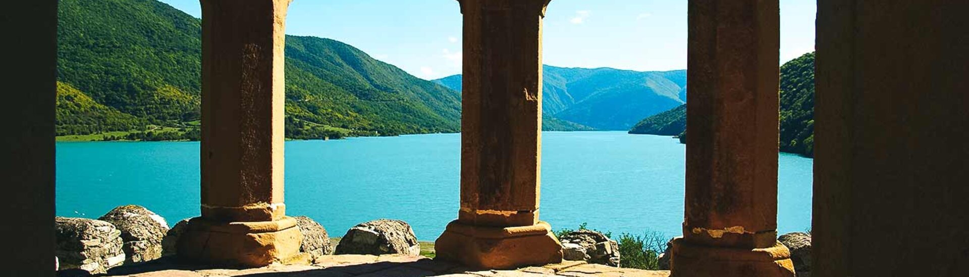 Die Ananuri Burg mit Blick auf den See in Georgien