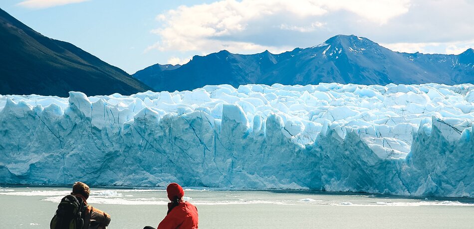 Reisende am Perito Moreno Gletscher in Argentinien