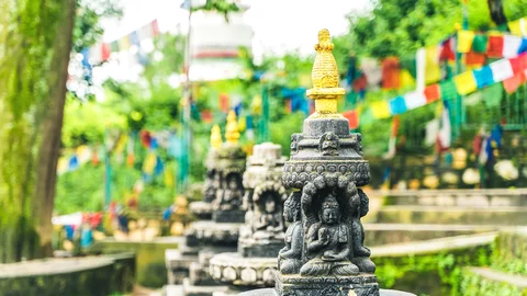 kleine Figuren in einem nepalesischen Tempel 