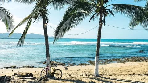 Ein Fahrrad am Strand von Puerto Viejo de Talamanca, Costa Rica