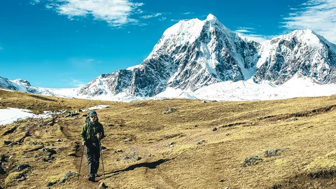 Wanderer am Ausangate Trek in Peru