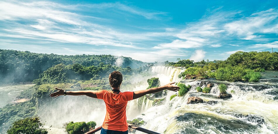 Aussichtsplattform auf die Iguazú Wasserfälle in Argentinien