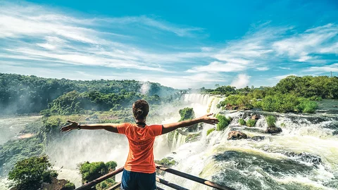 Aussichtsplattform auf die Iguazú Wasserfälle in Argentinien
