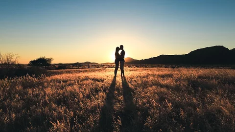 Paar im Sonnenuntergang in Namibia