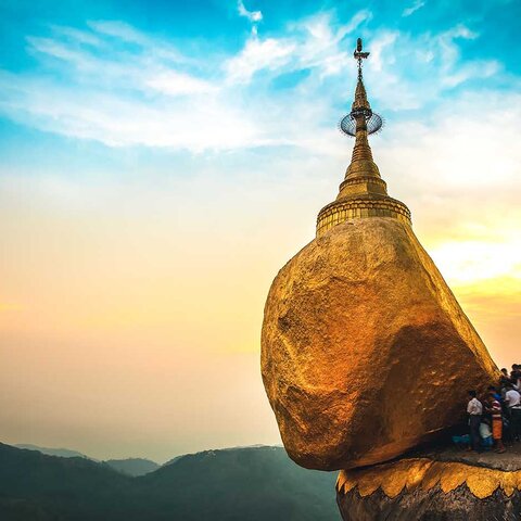 Sonnenaufgang bei goldenen Felsen, Myanmar