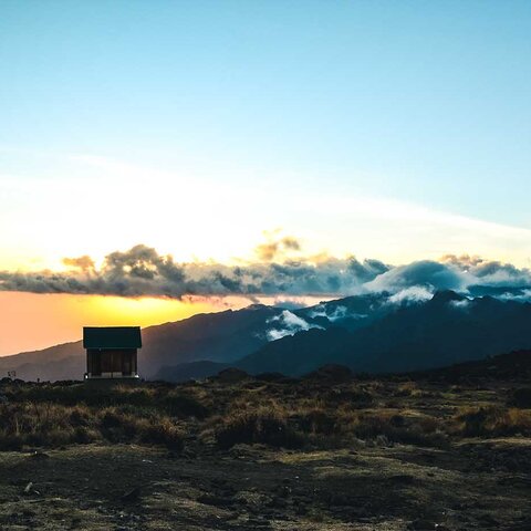 Sonnenaufgang am Plateau des Shira Camps am Kilimanjaro in Tansania