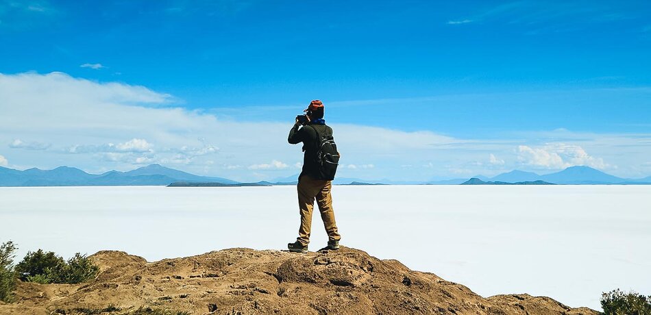 Ein Wanderer auf der Isla Incahuasi, Bolivien
