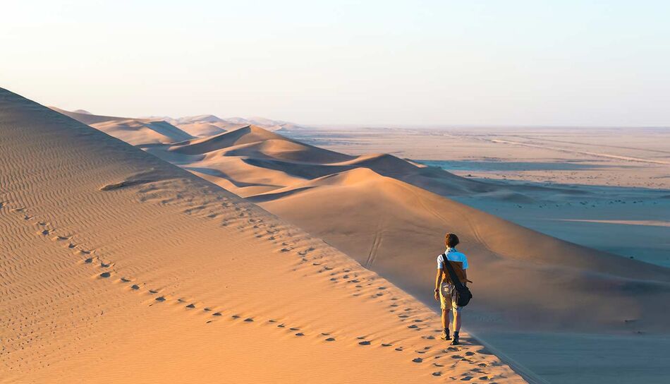Wandern in den Dünen der Namib Wüste