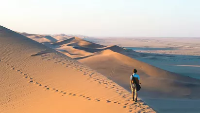 Wandern in den Dünen der Namib Wüste