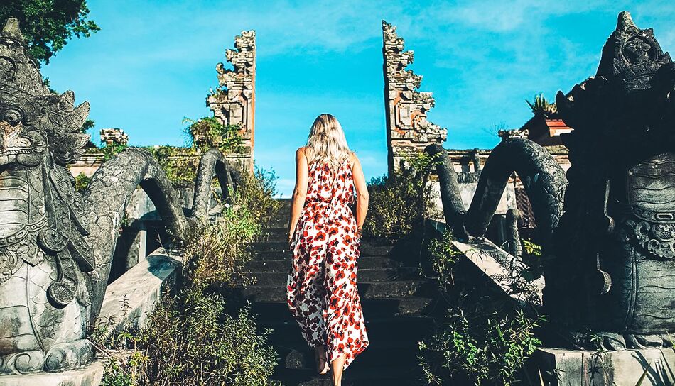 Frau im Wassertempel in Bali