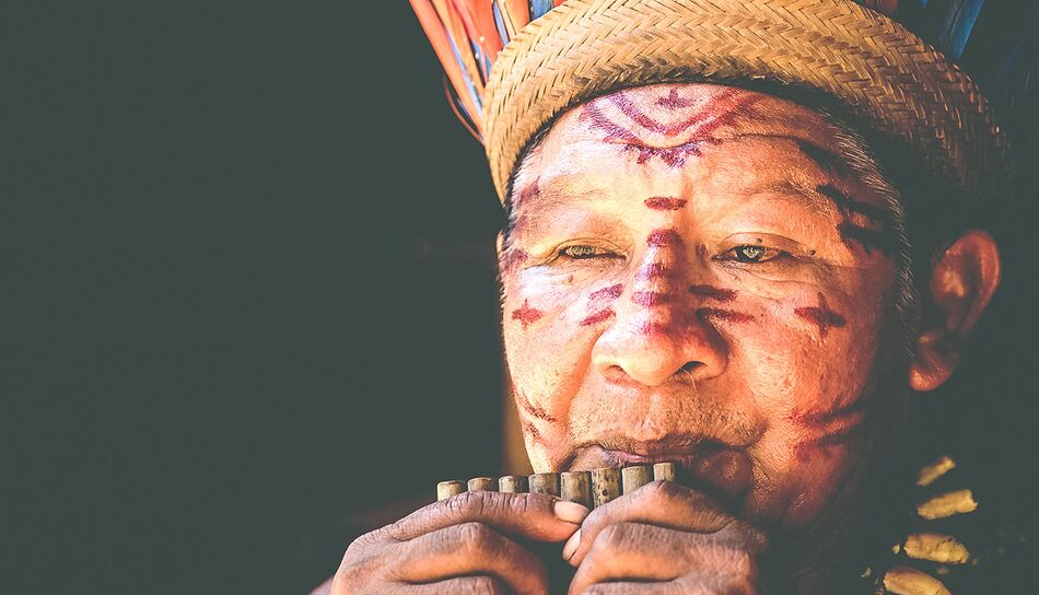 Mann einer ethnischen Volksgruppe des Amazonas Regenwaldes