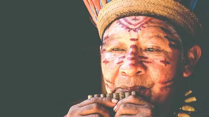 Mann einer ethnischen Volksgruppe des Amazonas Regenwaldes