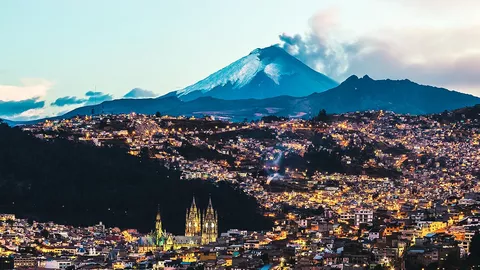Der Cotopaxi-Vulkan über Quito, Ecuador